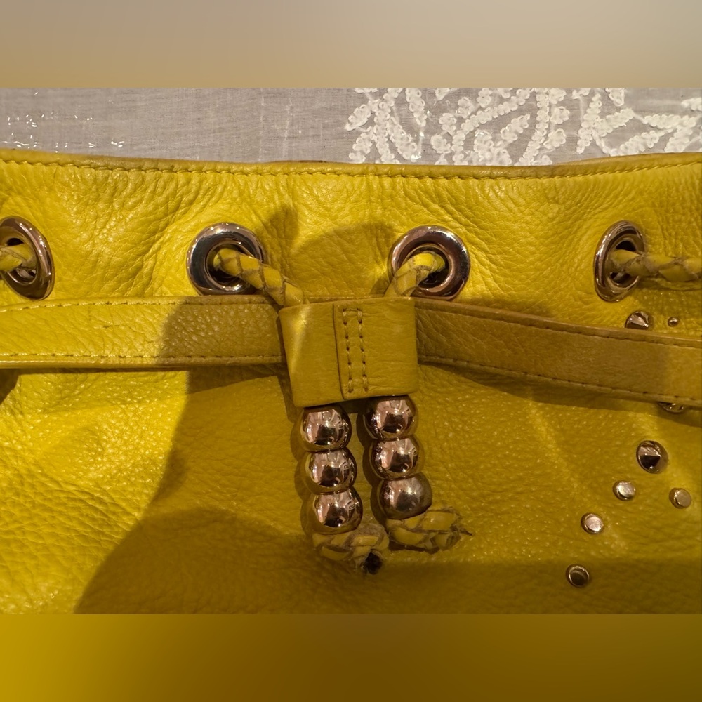 ❤️ LEATHER CHARLES DAVID STUDDED BAG IN ACID YELLOW COLOR - Picture 4 of 16